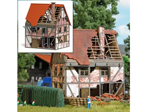 Busch 1667 H0 Verfallenes Fachwerkhaus - Detailliertes Modell eines verfallenen Fachwerkhauses, ideal für die Gestaltung von Dioramen in der Kategorie Gebäude, Tunnel, Brücken.