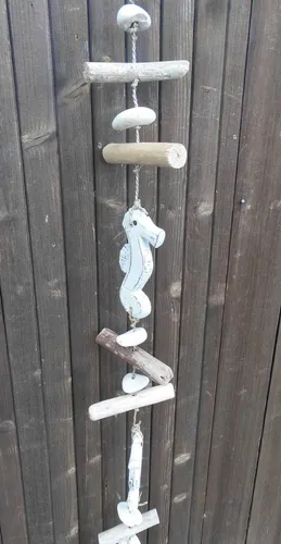 Treibholzgirlande Seepferd Strandgut weiß Meer See maritim Impression