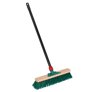 Besen grün Holz 40,0 cm breit in grün von Neutral