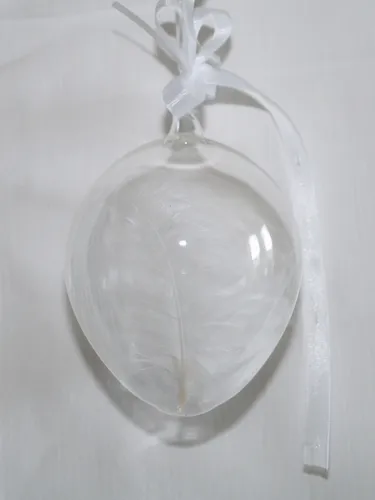 Osterei kristall gefüllt mit Feder