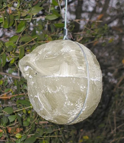 Naturschutzprodukt Nisthilfe Zaunkönigkugel 1ZA Efeu grün - Vogelhäuser: Traditionelle Nisthöhle aus Holzbeton, ideal für Zaunkönige, mit einem praktischen Flugloch und ansprechendem Efeu-Design.