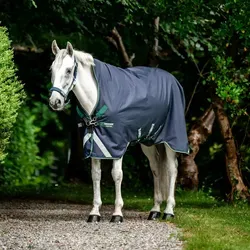 Horseware Rambo Wug Med 200g, 130 – Hochwertige Winterdecke - Die Horseware Rambo Wug Med 200g bietet optimalen Tragekomfort dank hohem Halsschnitt und atmungsaktivem Futter. Extrem strapazierfähig und ideal für kalte Wintertage.