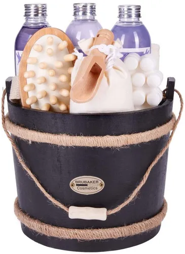 BRUBAKER Hautreinigungs-Set Dusch- und Badeset Lila Schwarz - Badeset im Deko Holz Fass für Frauen, 9-tlg., Damen Geschenkset im dekorativen Badefass, Pflegeset mit Lavendel Duft