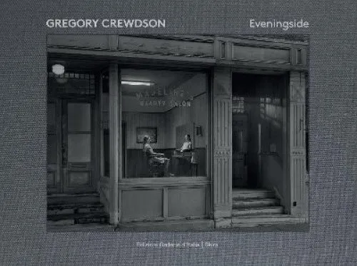 Gregory Crewdson: Eveningside - Fotografie Sammlungen & Ausstellungen - Entdecken Sie die faszinierenden, surrealen Bildwelten von Gregory Crewdson in dieser einzigartigen Sammlung.