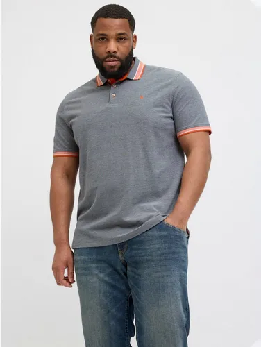Jack & Jones PlusSize Poloshirt JJEPAULOS POLO SS NOOS PLS - Stylisches Poloshirt von Jack & Jones PlusSize für jeden Anlass. Der bequeme Schnitt und der atmungsaktive Baumwollstoff sorgen für hohen Tragekomfort. Ideal für Freizeit und Büro, kombiniert mit einer Anzughose oder lässigen Jeans.