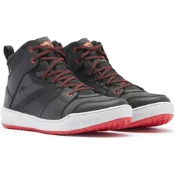 Dainese Suburb D-WP Schuhe - Wasserdicht und bequem für Motorradfahrer - Schwarz/Weiß/Rot - 39 EU - Motorradstiefel mit D-WP-Technologie für optimale Wasserdichtigkeit und Atmungsaktivität. Ideal für Fahrten bei jedem Wetter, mit hohem Gehkomfort dank Groundtrax®-Sohle.