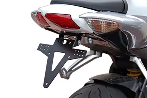 ZIEGER Kennzeichenhalter Classic für Suzuki GSX-R 600 & 750 - Modellspezifischer Kennzeichenhalter in elegantem Schwarz, inklusive Montageset und Rückstrahlerhalter für einfachen Einbau und optimale Passform.
