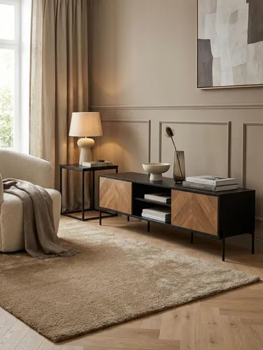Modernes Lowboard Holz Schwarz / Eiche-Nachbildung 163 cm - Stylisches TV-Lowboard mit V-Muster, geeignet für TVs bis 70 Zoll. Bietet viel Stauraum mit offenen Fächern und zwei Türen. Perfekt für ein modernes Wohnzimmer.