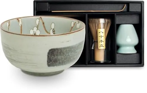 Matcha Set 4 tlg. mit japanischer Schale, Besen & Löffel - Traditionelles Matcha Set in Geschenkverpackung. Enthält handbemalte Schale, natürlichen Matcha Besen und Löffel für die perfekte Zubereitung. Ideal als Geschenk für Teeliebhaber und besondere Anlässe.