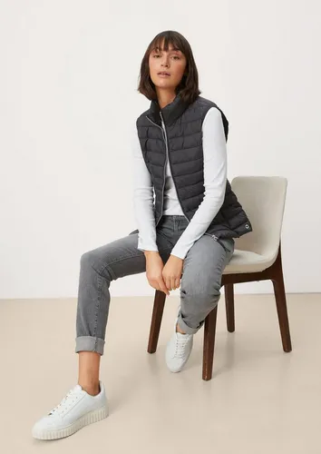 s.Oliver Damen Outdoor Weste 120.11.899.16.155.2116408, Schwarz, Größe 48 - Damen-Westen mit regulärer Passform, leichtem Futter und stylischem Strukturmuster für optimalen Tragekomfort.