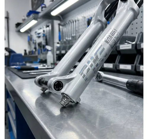RockShox Gabel Pike 29 mit PRV-Ventilen 2023 - Hochwertige Fahrradgabel für exzellente Performance und Stabilität im Gelände, ausgestattet mit PRV-Ventilen für individuelle Einstellungen.