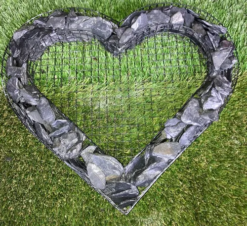 Herz Gitter mit kleinen Schiefer Steinen in grau von Gartenwelt Riegelsberger