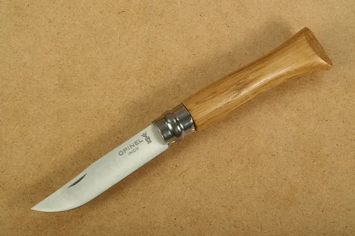 Opinel INOX Messer Erwachsene Eiche, N° 06 - Hochwertiges Opinel-Messer mit rostfreier Klinge und elegantem Eichenholzgriff. Ideal für Outdoor-Aktivitäten und den täglichen Gebrauch.