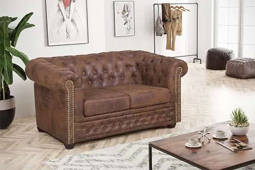 Edles Chesterfield Sofa 2 Sitzer in Mikrofaser Vintage braun - Sofas & Couches im Chesterfield Stil, modern und bequem, hohe Qualität zum fairen Preis für stilvolles Wohnen.