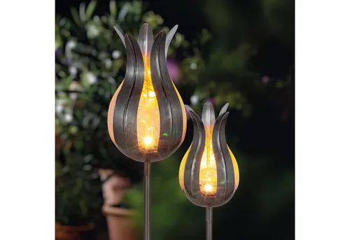 esotec Solar Blumen-Stableuchten Lilie 2er Set - stilvolle Gartenbeleuchtung - Gartenleuchten mit bernsteinfarbenem Licht und eleganten Metallblüten (Ø 12 & 15 cm). Ideal für stimmungsvolle Akzente im Garten oder auf der Terrasse.