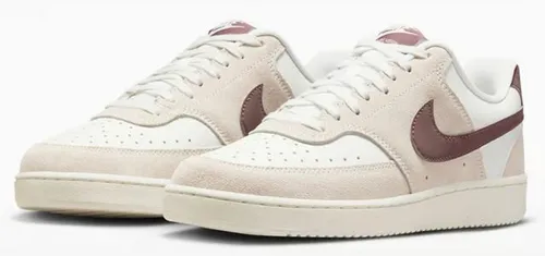 NIKE Damen Freizeitschuhe Court Vision Low - Erlebe den Retro-Look der 80er mit den Court Vision Low. Diese Freizeitschuhe kombinieren robustes Echt- und Kunstleder mit einer Gummi-Cupsohle für hohen Tragekomfort und stilvolles Design.