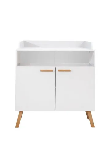 ebuy24 Kommode MatsBaby Wickelkommode 2 Türen, 1 Offenes Fach - Die MatsBaby Wickelkommode in Weiß bietet mit 2 Türen und 1 offenem Fach viel Stauraum für die Babypflege. Hochwertige Verarbeitung und stilvolles Design machen sie zur idealen Ergänzung für jedes Kinderzimmer.