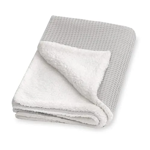 JULIUS ZÖLLNER Winterdecke Waffelpiqué Light grey 70 x 100 cm - Babydecken aus 100% Baumwolle mit kuscheliger Plüsch Innenseite, ideal für warme und gemütliche Nächte. Geprüft nach STANDARD 100 by OEKO-TEX® für höchste Sicherheit.