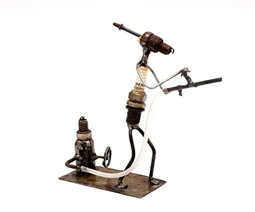 Brillibrum Design Metallmännchen Feuerwehrmann | Handmade | Variante Feuerwehr 1 | Upcycling Zündkerzenfigur | 16x6x16 cm