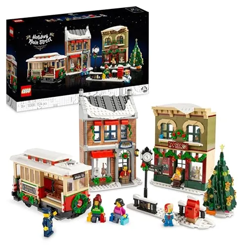LEGO 10308 Icons Weihnachtlich geschmückte Hauptstraße - Gestalte dein eigenes Winterdorf mit diesem detaillierten LEGO Set. Enthält 2 Geschäfte, eine Straßenbahn und 6 Minifiguren. Ideal für kreative Familienstunden und festliche Dekoration.