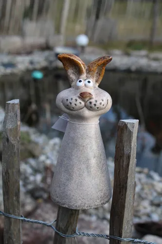 Zaunfigur Hase aus Keramik, Gartendeko Pfostenhocker, Zaunsitzer Hase, H 18 cm
