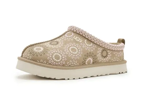 UGG Unisex-Kinder Tazz Sun Stitch Slipper, Senfsamen, 4 Big Kid - Stylische Slipper aus Wildleder mit einzigartiger Stickerei. Die bequeme 10 mm UGGplush-Fütterung sorgt für hohen Tragekomfort. Ideal für den Alltag und aus umweltfreundlichen Materialien gefertigt.