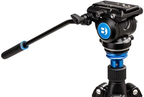 Benro S4PRO Videoneiger - Hochwertiger Videoneiger für flüssige Aufnahmen, ausgestattet mit Schwenk- und Neigeverriegelung. Ideal für professionelle Videoproduktionen.