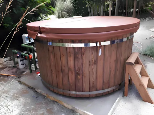 Whirlpool Badefass aus Thermoholz - Externer Garten Bad - Außenwhirlpool aus hochwertigem Thermoholz, ideal für entspannende Stunden im Garten. Mit 2,4 m Durchmesser und effizientem Holzofen für ein warmes Badeerlebnis.