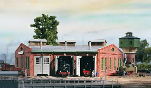 Auhagen 13280 TT Ringlokschuppen - Modellgebäude für TT-Modelleisenbahnen mit 3 Lokständen und Oberlicht. Ideal für realistische Szenen und perfekte Ergänzung zur Roco-Drehscheibe.