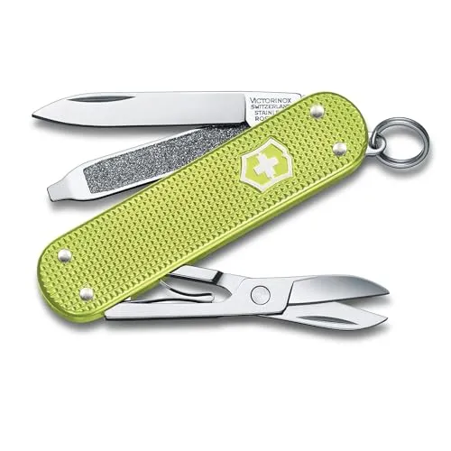 Victorinox Classic SD Alox Colors Lime Twist, 58 mm - Kompaktes Taschenmesser mit 5 Funktionen, hochwertige Alox-Schalen in buntem Lime Twist, ideal für Alltag und Freizeit.