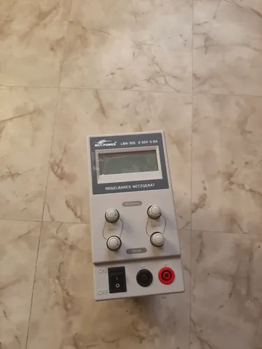 Labornetzgerät LBN-305 - 0-30V, 0-5A mit Krokoklemmen - Einstellbare Netzteile, vielseitig einsetzbar mit 10 Krokoklemmen und 1 Prüfkabelsatz für präzise Stromversorgung in Laboren und Projekten.