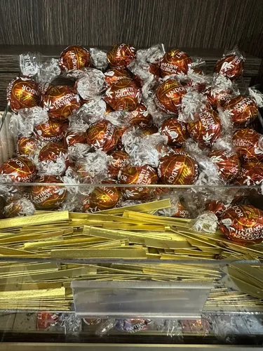 Lindt Lindor XXL Beutel Nuss Haselnuss Schokolade Pralinen - 1kg - Schokoladenbonbons & Pralinen, unwiderstehlicher Haselnussgeschmack in einem praktischen 1kg Beutel für genussvolle Momente.