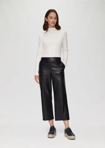 s.Oliver Culotte aus Lederimitat mit Nahtdetails - Stylische Culotte aus hochwertigem Lederimitat mit elastischem Bund. Die weite Beinform und praktische Eingrifftaschen machen sie zum perfekten Begleiter für jeden Anlass. Ideal für trendbewusste Looks!','category':'Hosen'