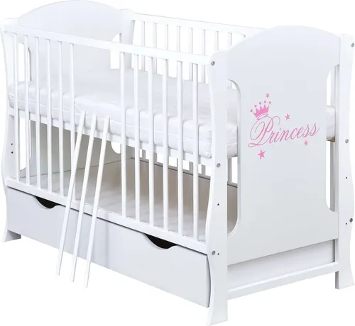 Baby-Delux Babybett Lia Princess 120x60 Weiß mit Schublade - Hochwertiges Gitterbett aus Kiefernholz mit bezauberndem Princess Motiv. Höhenverstellbarer Lattenrost und herausnehmbare Schlupfsprossen fördern die Selbstständigkeit. Praktischer Bettkasten für zusätzlichen Stauraum.