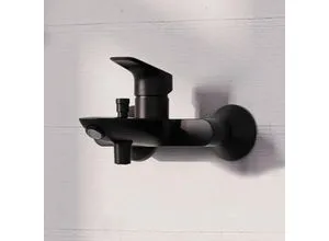 hansgrohe Logis Badewannenarmatur - Aufputz für 2 Verbraucher, Mattschwarz - Elegante Badewannenarmatur mit SoftCube-Design, temperaturbegrenzend für Sicherheit und einfach zu installieren. Ideal für moderne Architektur.