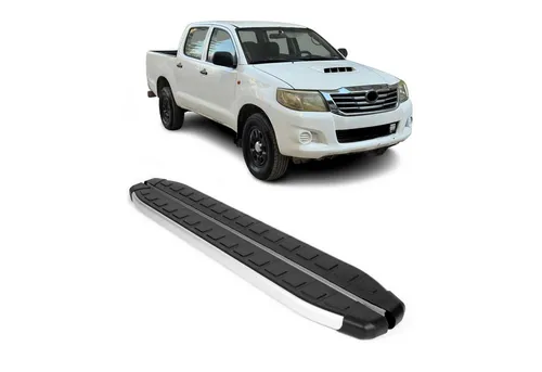 OMAC Kfz-Schmutzfänger Seitenschweller für Toyota Hilux DoubleCab 2005-15 – Rutschfest & Robust - Fahrzeugspezifische Aluminium Trittbretter für Doppelkabinen bieten optimalen Schutz und erleichtern das Ein- und Aussteigen. Mit rutschfestem Design und korrosionsbeständigen Materialien für dauerhafte Qualität.