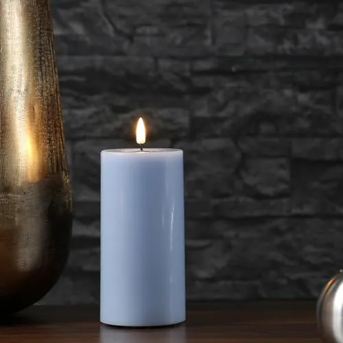 MARELIDA LED Kerze Echtwachs Deluxe Homeart Stumpenkerze mit realistischer 3D Flamme mit Wachsspiegel hellblau Indoor (D: 7,5cm - H: 15cm)