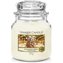 Spun Sugar Flurries 411g - Duftkerze mit festlichem Aroma von Kuchen und weihnachtlichen Früchten, ideal für stimmungsvolle Abende. Erleben Sie den zauberhaften Duft von Ananasschlagsahne, Zimt und Jasmin.