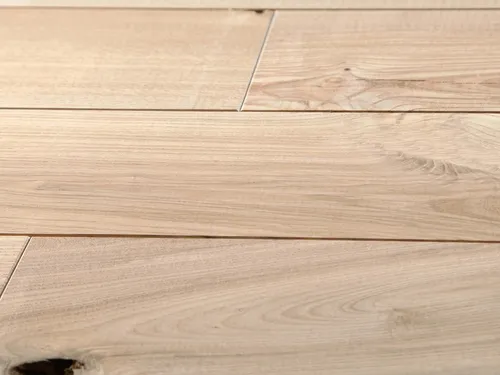Massivholzdiele Esche BCD naturbelassen - Hochwertige Massivholzdiele aus Esche, ideal für rustikale Innenräume. Mit 19 mm Stärke und glatter Oberfläche sorgt sie für eine ansprechende Optik und Langlebigkeit. Perfekt für die Verlegung auf verklebtem Untergrund.