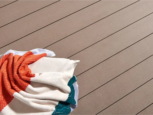NATURinFORM WPC Terrassendiele Eichenbraun 21mm – 3 m - Hochwertige WPC Terrassendiele in Eichenbraun, ideal für pflegeleichte Terrassen und Balkone. Mit innovativer Clipmontage und eleganter, gebürsteter Oberfläche für eine moderne Optik.