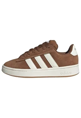 adidas Damen Grand Court Alpha 00S Schuhe, Dusky Bronze/Off White/Gum 3, 43 1/3 EU - Stylische Damen-Schuhe mit regulärer Passform für optimalen Tragekomfort. Das weiche Obermaterial und die Cloudfoam-Zwischensohle sorgen für ein angenehmes Laufgefühl. Ideal für Freizeit und Alltag.