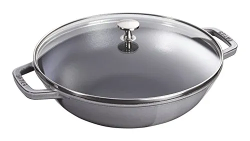 Staub Bräter Wok rund 30 cm grau - Pfanne aus Gusseisen, ideal für alle Herdarten, mit antihaftbeschichteter Oberfläche für müheloses Kochen und Reinigen.