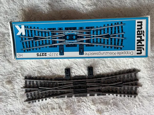 Märklin H0 K-Gleis 2275 - Doppelte Kreuzungsweiche 225mm, zuverlässige Stromführung und einfacher Aufbau für Modelleisenbahnen
