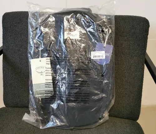 Osprey Daypack Rucksack ARCANE SMALL DAY - Stylischer Daypack für Arbeit, Uni oder Schule – mit gepolstertem Laptopfach und durchdachten Fächern für optimale Organisation.