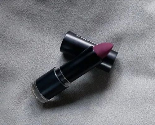 Lippen Lila von CATRICE
