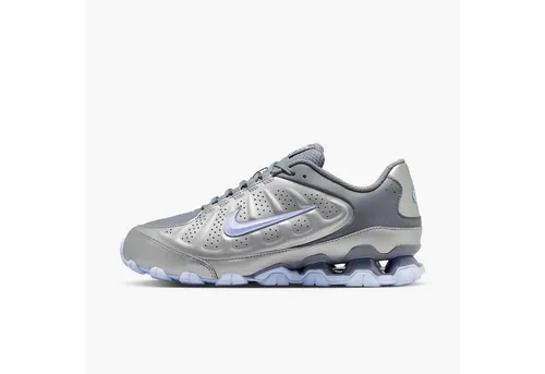 Nike Damen Sneaker REAX 8 NSW SL grau Größe EUR 41 - Trendiger Damen Sneaker von Nike: Der REAX 8 NSW SL überzeugt mit hochwertigem Synthetikmaterial und einer bequemen Passform. Die abriebfeste Gummisohle sorgt für optimale Bodenhaftung. Ideal für Alltag und Freizeit!