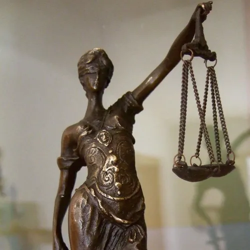 Skulptur Justitia, Bronze Figur der römischen Göttin mit Waagschalen - Kunstskulpturen: Elegante Bronze Skulptur von Justitia, symbolisiert Gerechtigkeit und Ausgewogenheit, perfektes Dekor für Ihr Zuhause oder Büro.