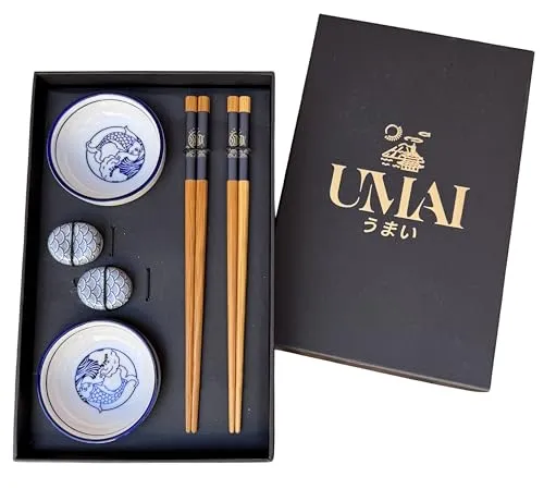 UMAI Das Sushi-Set enthält 2 Paar wiederverwendbare japanische Essstäbchen + 2 Sojaschalen + 2 Keramikständer, perfekt für chinesisches Essen und Sushi, elegante Tasche, ideal als Geschenk