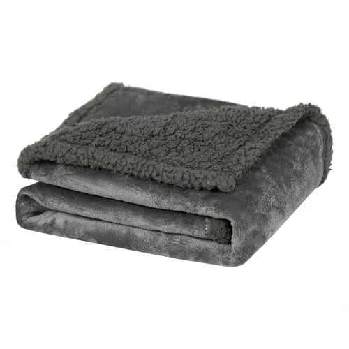 Dogat wasserdichte Hundedecke Waschbar 120 x 100 cm Wendbare Haustierdecke für mittelgroße und große Hunde und Katzen Sofabezug und Bettschutz Weiche Sherpa-Fleece- und Flanelldecke Grau