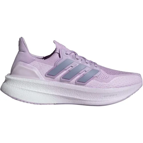Adidas Ultraboost 5 Laufschuh Damen - Lila - Der adidas Ultraboost 5 für Damen verbindet Komfort und Stil. Mit einer leichten Dämpfung und stabiler Passform ist er ideal für Läufe und Freizeitaktivitäten. Das moderne Design und die Verwendung recycelter Materialien machen ihn zur perfekten Wahl.